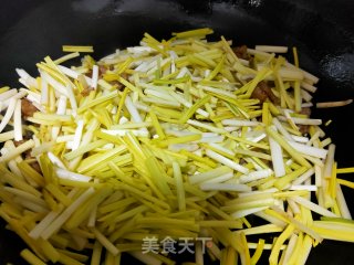 肉丝木耳炒蒜黄的做法步骤：10