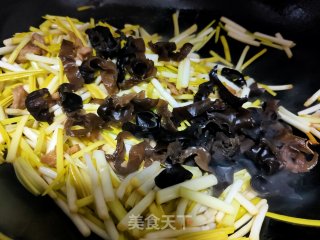肉丝木耳炒蒜黄的做法步骤：12