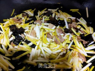 肉丝木耳炒蒜黄的做法步骤：13
