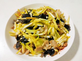 肉丝木耳炒蒜黄的做法步骤：15