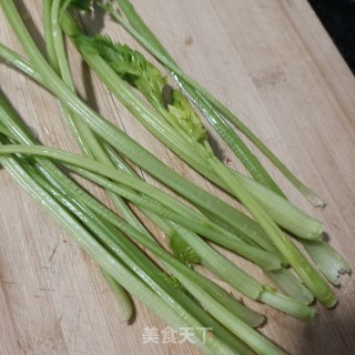 清水炒驴肉芹菜的做法步骤：1