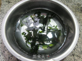 小虾米裙带菜豆腐汤的做法步骤：2