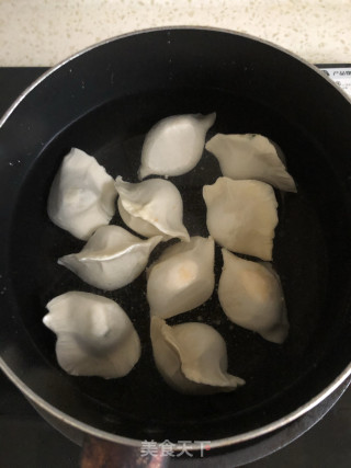 凤尾煮水饺的做法步骤：1