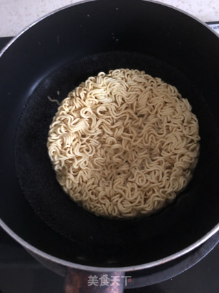 油麦菜火腿肠拉面的做法步骤：1
