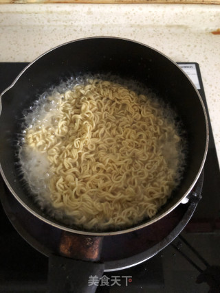 油麦菜火腿肠拉面的做法步骤：2