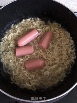 油麦菜火腿肠拉面的做法步骤：3