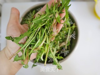 春季一口鲜❤️蒲公英蒸菜❗️蒸时令野菜的做法步骤：2