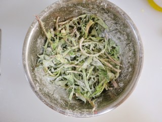 春季一口鲜❤️蒲公英蒸菜❗️蒸时令野菜的做法步骤：5