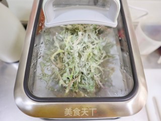 春季一口鲜❤️蒲公英蒸菜❗️蒸时令野菜的做法步骤：6