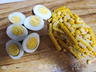 鸡蛋玉米草莓沙拉的做法步骤：2