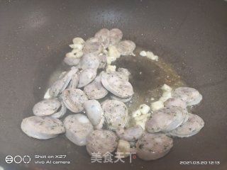香肠炒芦笋的做法步骤：2