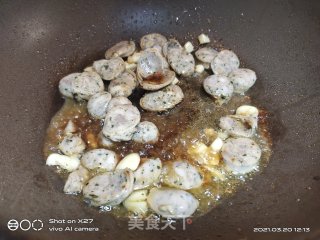 香肠炒芦笋的做法步骤：3