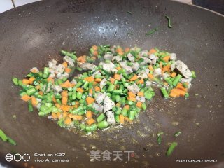 芦笋胡萝卜香肠炒饭的做法步骤：2
