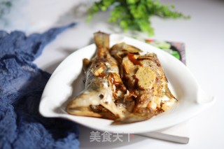 豆瓣酱焖鲈鱼的做法步骤：1