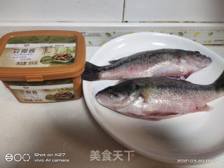 豆瓣酱焖鲈鱼的做法步骤：2