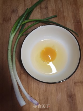 葱油鸡蛋挂面的做法步骤：1