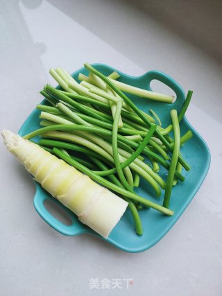 蒜薹春笋炒肉丝的做法步骤：1