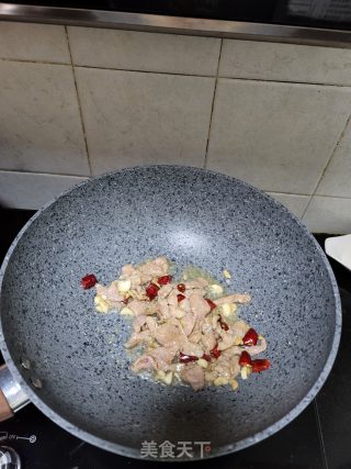 酸菜炒瘦肉的做法步骤：6