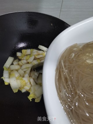 大白菜炒粉丝的做法步骤：3
