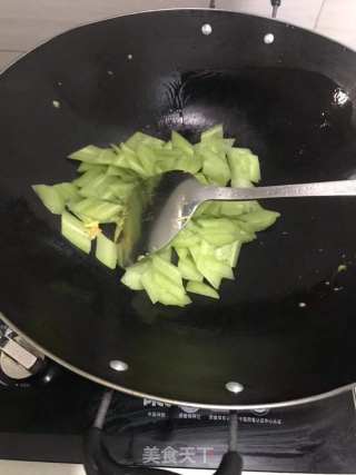 黄瓜炒鸡蛋的做法步骤：2