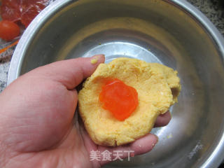 咸蛋黄馅玉米团的做法步骤：4