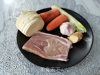 火麻仁火腿丁炒笋丁的做法步骤：1