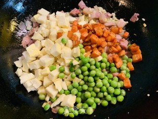 火麻仁火腿丁炒笋丁的做法步骤：4