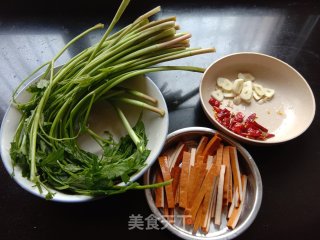 野芹菜炒香干的做法步骤：1