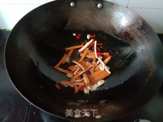 野芹菜炒香干的做法步骤：4