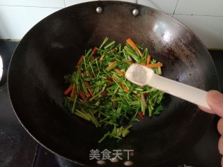 野芹菜炒香干的做法步骤：6