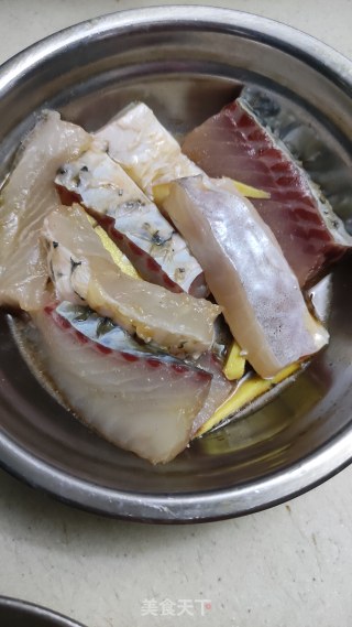 剁椒蒸鱼腩的做法步骤：1