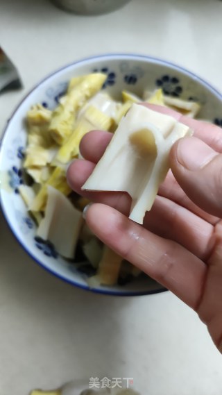 五花肉烧笋干的做法步骤：1