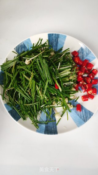 野蒜炒腊肉的做法步骤：1
