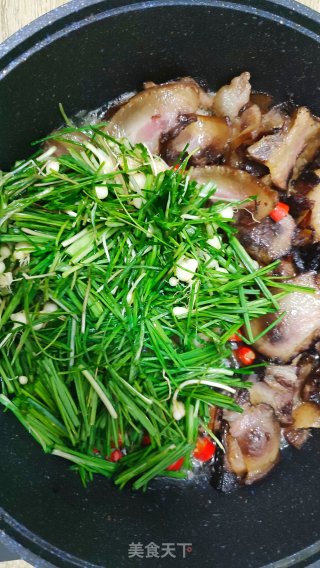 野蒜炒腊肉的做法步骤：6