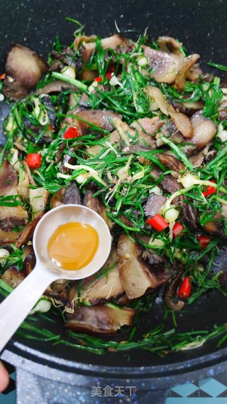 野蒜炒腊肉的做法步骤：7