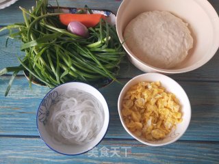 韭菜鸡蛋粉条馅饼的做法步骤：1