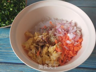 韭菜鸡蛋粉条馅饼的做法步骤：3