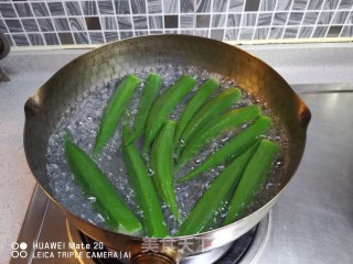 白灼秋葵的做法步骤：1