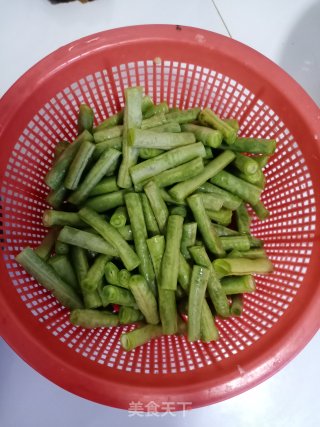 豆角炒腊肉的做法步骤：1