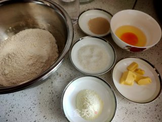 豆沙卷面包的做法步骤：1