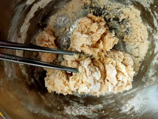 豆沙卷面包的做法步骤：2
