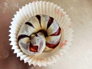 豆沙卷面包的做法步骤：16