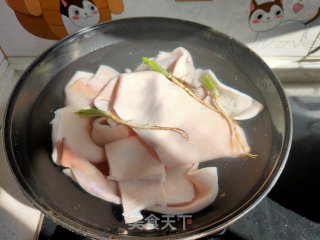 肉皮冻的做法步骤：1