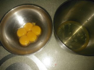 8寸戚风蛋糕的做法步骤：1
