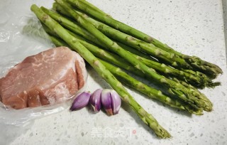 芦笋炒肉的做法步骤：1