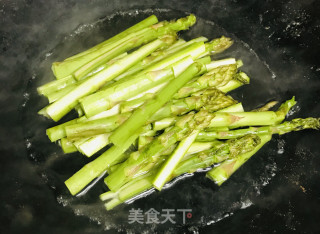 芦笋炒肉的做法步骤：2