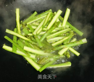 芦笋炒肉的做法步骤：3