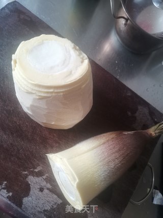 油焖春笋的做法步骤：1