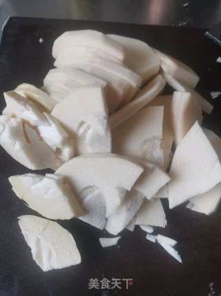 油焖春笋的做法步骤：2