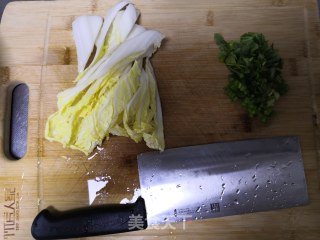 砂锅鸡汤米线的做法步骤：1